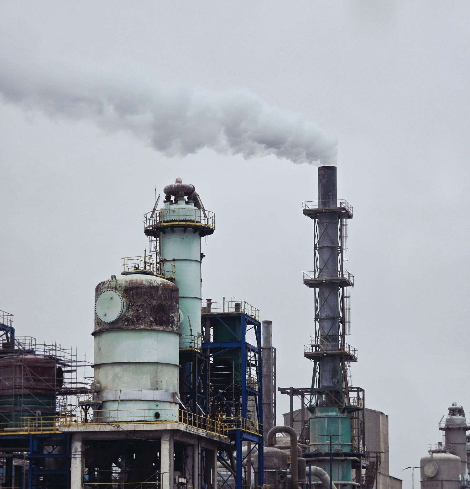 Chimenea industrial con emisión de gases a la atmósfera